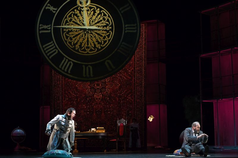 v.l.n.r. Alexander Tsymbalyuk (Boris Godunow) und AJ Glueckert (Fürst Schuiski) in "Boris Godunow", Oper Frankfurt 2025 (Foto: © Barbara Aumüller)