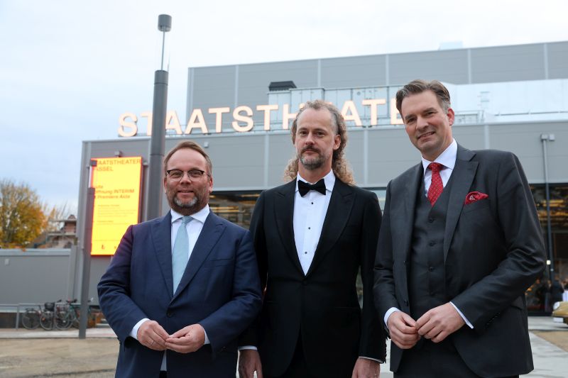 Eröffnung Kasseler Opern-Interim, v.l.n.r.: Hessens Kunst- und Kulturminister Timon Gremmels, Staatstheater-Intendant Florian Lutz, Kassels Oberbürgermeister Sven Schoeller vor der Interimsspielstätte (Foto: © Andreas Fischer)